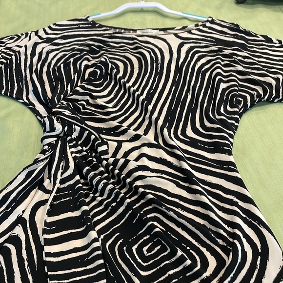 Dressbarn tee shirt style wrap dress in the mod swirl print you will love! Sz 16 - Picture 3 of 12